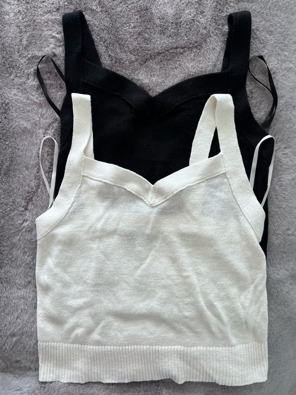 Set of 2 Bananas Republic Knit V-Neck Tank Tops White & Black Size Small